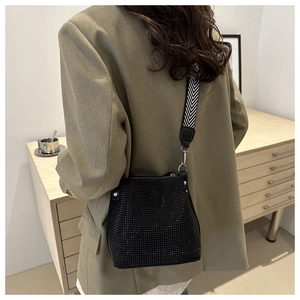 Détail du sac seau à strass noirs avec bandoulière à motifs géométriques chic