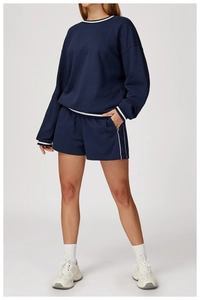 Détails de l'ensemble de jogging bleu marine avec bords contrastés blancs sur le sweat