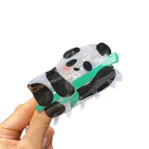 Süße Panda Haarklammer aus Acryl mit grünem Bambus-Detail auf weißem Hintergrund