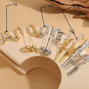 Boucles d'oreilles pompon en zircon en forme de U avec détails de taille et de poids