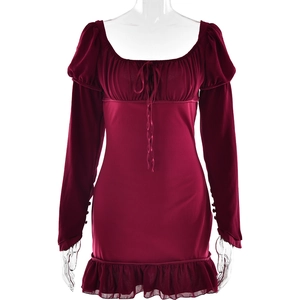 Détail du col carré avec liens de serrage sur une robe à volants de couleur bordeaux