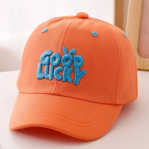 Gros plan sur la casquette orange avec broderie bleue Good Lucky en relief 3D