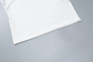 Vue détaillée de la couture et de la finition d'un débardeur blanc ajusté et sexy
