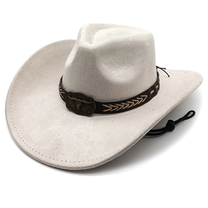 Detailansicht eines Wildleder-Cowboyhuts mit Lederband und Vintage-Ochsenkopf-Schnalle