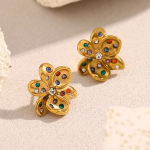 Vue détaillée des boucles d'oreilles fleur plaquées or 18 carats avec cristaux multicolores