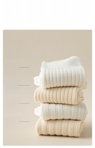 Gros plan de chaussettes en coton côtelé crème, extensibles et à texture respirante