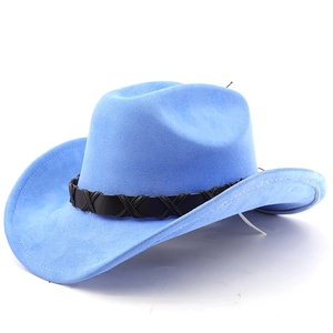 Détail d'un chapeau de cowboy bleu ciel en faux daim avec une bande décorative noire tressée