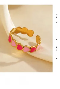 Dettaglio di anelli a cuore in smalto rosa placcati oro 18K con design regolabile