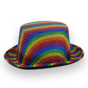 Detail der glitzernden Regenbogen-Pailletten und bunten Streifen am flachen Zylinder Hut