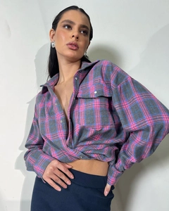Gros plan détaillé sur le tissu en flanelle à carreaux rose et bleu marine avec poche
