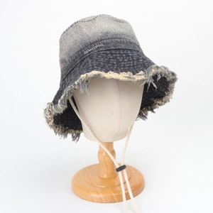 Détails du chapeau bob en jean délavé avec bords effilochés et cordon réglable