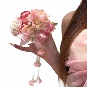 Eleganter Haarclip mit rosa Stoffblumen und langen Perlenquasten für Damenfrisuren.