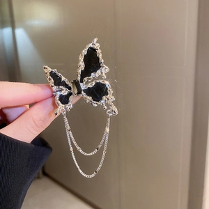 Broche papillon noire tendance avec cadre argenté et pampilles pour accessoires de mode
