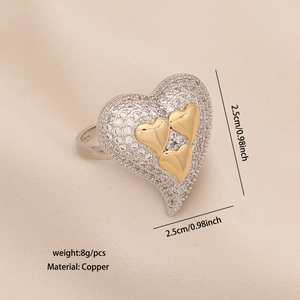 Détail de la bague coeur évidée avec accents dorés et sertissage de cristaux étincelants