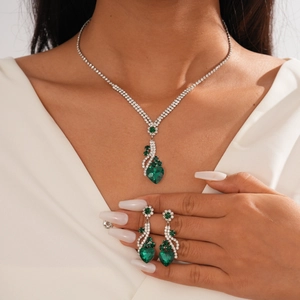 Gros plan sur une parure avec pendentifs cœurs verts et cristaux brillants pour femmes