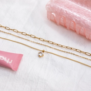 Détail de collier triple rang en acier inoxydable doré 18k avec pendentif en zircon