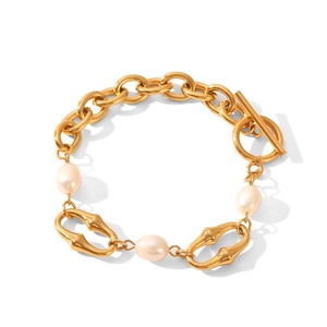 Dettaglio macro del bracciale a maglie dorate con perle d'acqua dolce e chiusura a barra T