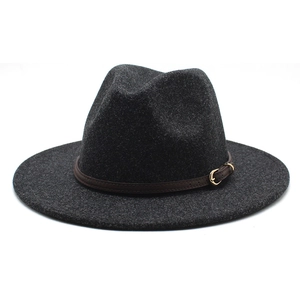 Détail d'un chapeau fedora en laine gris foncé avec ceinture en cuir marron et boucle