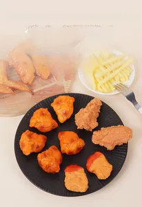 Makroansicht der realistischen Textur und goldbraunen Panade künstlicher Brathähnchen-Nuggets