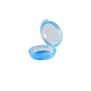 Vue détaillée du dessus d'un pilulier rond bleu translucide à 3 compartiments ouvert