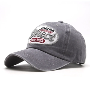 Détail de la casquette grise en coton délavé avec broderie vintage et design à 6 panneaux