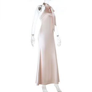 Détail d'une robe dos nu en satin avec licou et finition en tissu rose champagne soyeux