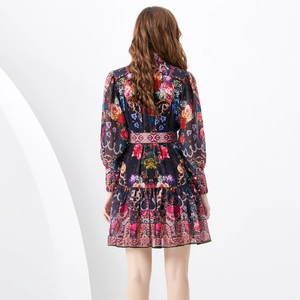 Vue arrière d'une mini robe fleurie avec manches lanternes et ourlet à volants