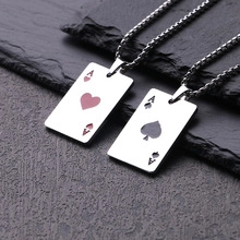 Détail des pendentifs poker As de Cœur et As de Pique sur des chaînes argentées