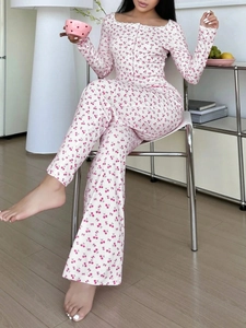 Détail de l'ensemble pyjama blanc imprimé cerises avec bordure en dentelle et boutons