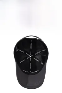 Détail de l'intérieur de la casquette grise avec maille respirante et boucle de réglage
