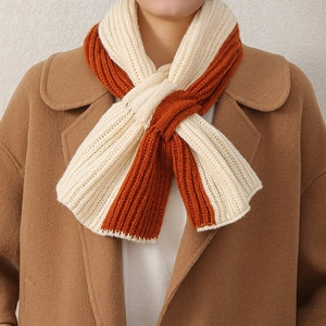 Écharpe croisée en tricot bicolore crème et orange caramel avec texture côtelée classique