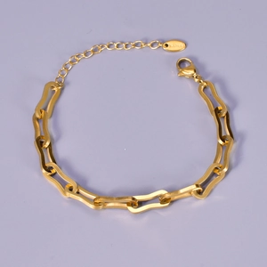 Detail of 18K gold-plated stainless steel chain with lobster clasp and S.Steel tag
