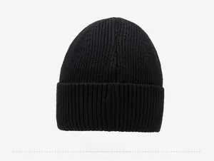 Vue arrière du bonnet en tricot noir montrant la texture côtelée et la matière chaude