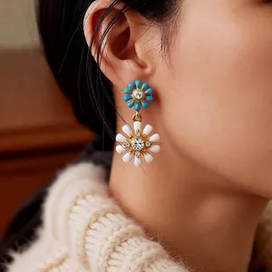 Boucles D'oreilles Pendantes Fleur De Marguerite Double Couche Émail Alliage Cristal Avec Tige En Argent Mode Rétro