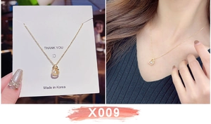 Dettaglio della collana con ciondolo a zucca dorata, pavé di zirconi e prova su collo
