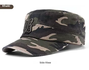 Vista laterale del cappello militare mimetico kaki con ricamo vintage della lettera B