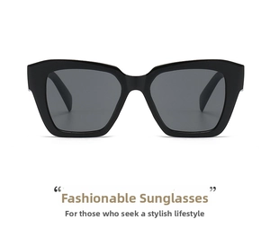 Vue détaillée des lunettes de soleil carrées noires avec verres polarisés gris foncé
