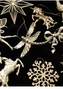 Set di ornamenti natalizi in argento con stelle, fiocchi di neve e animali su nero