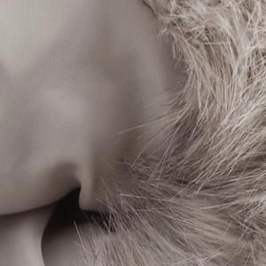 Vue macro détaillée de la fourrure synthétique taupe et de la doublure en satin lisse
