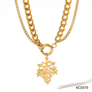 Nahaufnahme der doppellagigen goldenen Edelstahlkette mit Ahornblatt-Anhänger