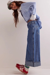 Detailansicht der gestreiften Wide-Leg-Jeans mit hohem Bund und breitem Umschlag