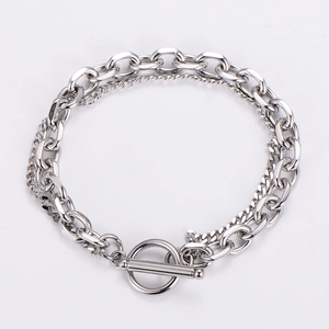 Vue détaillée du bracelet double chaîne argentée avec un fermoir à bascule OT classique