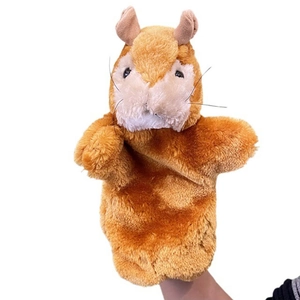 Gros plan d'une marionnette à main hamster en peluche marron douce aux moustaches réalistes