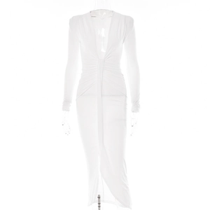 Détail d'une robe blanche à manches longues avec décolleté en V profond et taille cintrée