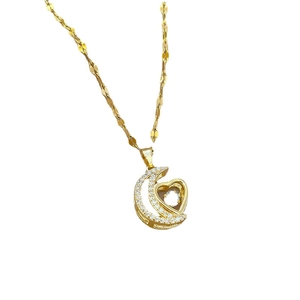 Collier de luxe doré avec pendentif lune et cœur orné de cristaux de zircone