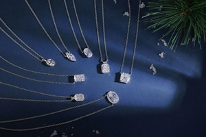 Vue détaillée de pendentifs en argent avec diverses tailles de gemmes sur fond d'hiver
