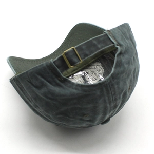 Dettaglio del cappellino in cotone lavato con fibbia in metallo regolabile e stile vintage