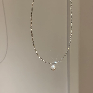 Französische Vintage-Halskette mit Zirkon und einem eleganten runden Perlenanhänger
