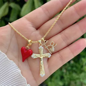 Collier plaqué or 18 carats avec pendentifs cœur rouge, croix et Fe en zircons