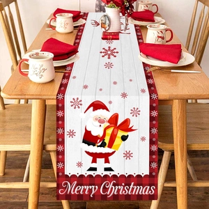 Runner da tavola natalizio con Babbo Natale e testo Merry Christmas su tavolo in legno